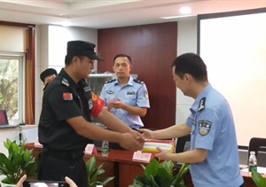 恪盡職守細(xì)排查 勇擒嫌犯立新功