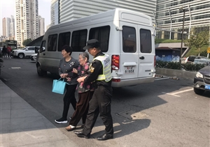 關(guān)愛老人，從我做起----陸家嘴城管隊(duì)員幫扶重陽節(jié)聚餐老人