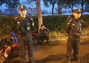 雨天老人騎車受傷，特保隊(duì)員出手相助 --惠南市容項(xiàng)目幫助交通事故