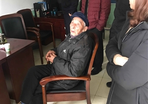 老人迷路求幫助，宗保隊(duì)員來幫助 --惠南市容把迷路老人送回家