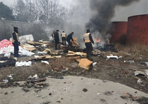 巡查遇見火情，宗保隊(duì)員協(xié)助滅火 --金橋市容項(xiàng)目隊(duì)員協(xié)助撲滅火情