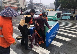 老人倒地扶不扶？民泰特保告訴你答案！ --浙江民泰星橋市容項(xiàng)目攙