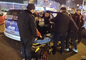 樂于助人系列報(bào)道，救助路邊病人與協(xié)助游客找到愛車