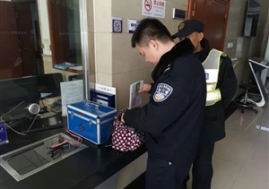 拾金不昧樹新風系列報道 --金楊市容隊員拾金不昧