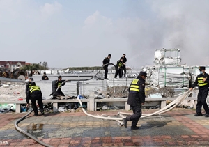 垃圾自然引發(fā)火災(zāi)  宗保保安全力滅火 ——公司駐兩港裝飾城項目隊