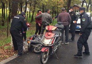 老人摔倒保安扶起  面對質(zhì)疑凸顯善舉 ——宗保保安駐金山衛(wèi)市容項