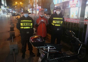 電動(dòng)車未上鎖危險(xiǎn)  保安暫為保管平安 ——惠南輔警項(xiàng)目隊(duì)員在巡邏