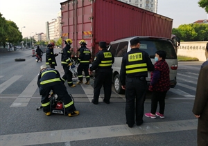 執(zhí)勤路遇交通事故  宗保隊員及時救助 ——宗保公司駐高橋市容項目