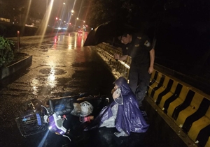 深夜里，暴雨中你的舉動令人稱贊 ——宗保公司駐周浦市容項目負責