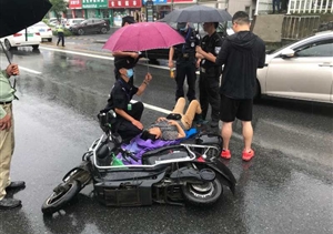 執(zhí)勤突遇交通事故  急伸援手冒雨施救 ——民泰公司駐閑林輔警項(xiàng)目