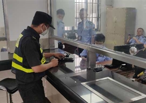 拾金不昧樹新風(fēng)——宗保公司駐高行市容項(xiàng)目隊(duì)員撿到錢包