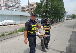 老人烈日下摔倒  幸好他及時(shí)趕到——宗保公司駐高行市容項(xiàng)目隊(duì)員