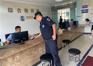 巡邏撿到錢包  主動上交受贊——民泰閑林輔警項目隊員撿到錢包