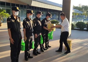 奮戰(zhàn)高溫守一線   慰問(wèn)關(guān)懷暖心田--金山衛(wèi)鎮(zhèn)領(lǐng)導(dǎo)慰問(wèn)公司駐該鎮(zhèn)市