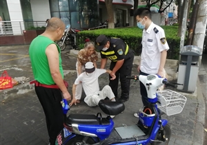 老人騎車摔倒 保安熱心幫助--公司駐高橋市容項(xiàng)目隊(duì)員救助摔傷老人