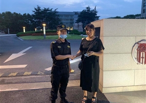 美德在心 表現(xiàn)于行——市委黨校項目隊員拾到手機交還失主