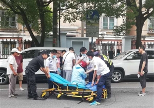 發(fā)生車禍人受傷  熱心隊員急救助——三林市容項目隊員救助車禍受