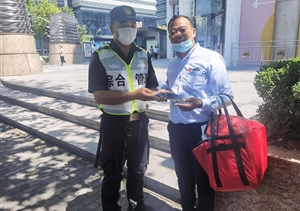 拾金不昧好行為 物歸原主品行高——宗保公司駐陸家嘴綜合管理隊(duì)員