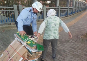 拾荒老人遇困難  熱心隊(duì)員解其難—宗保公司駐金橋交管項(xiàng)目隊(duì)員幫