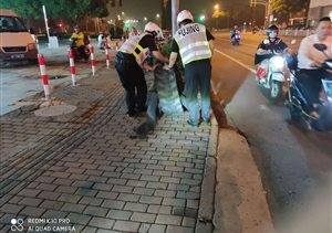 交通安全無小事  清理路障除隱患--孫橋輔警項目隊員清理遺落路面