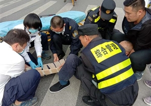 巡邏途中遇事故  及時(shí)相助暖人心--三林市容項(xiàng)目隊(duì)員救助車禍傷者