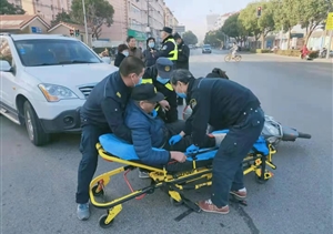 巡邏路遇交通事故 宗保隊(duì)員熱心幫助 ——三林市容項(xiàng)目隊(duì)員幫助車(chē)