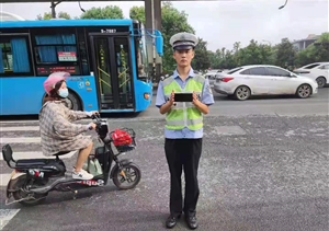 男子遺失手機(jī) 隊(duì)員撿到歸還 —閑林交管輔助項(xiàng)目隊(duì)員撿到手機(jī)