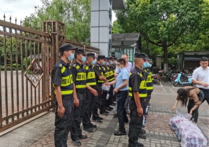 高橋鎮(zhèn)副鎮(zhèn)長一行慰問宗保隊員