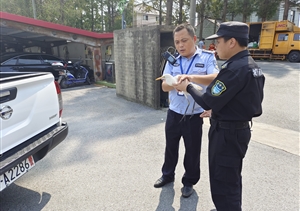 宗保隊員救助受傷的國家級保護動物牛背鷺