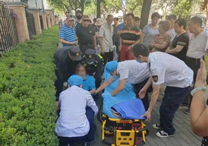 老人突發(fā)疾病暈倒 隊員及時幫助就醫(yī) —三林市容項目隊員幫助突發(fā)