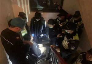 女子情緒失控欲跳樓 隊(duì)員拉住勸導(dǎo)化險(xiǎn)情—周浦輔警項(xiàng)目隊(duì)員救下欲