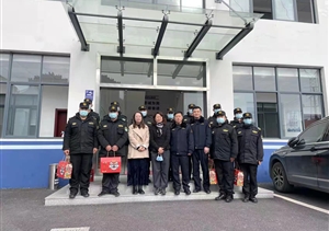 金山衛(wèi)鎮(zhèn)工會主席慰問宗保隊員