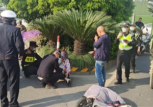 巡邏途中遇車禍 緊急救助顯擔(dān)當—閑林街道城管項目隊員救助車禍受