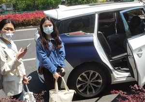 醫(yī)護人員招手求助 隊員驅(qū)車送至方艙