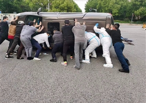 路遇側(cè)翻車輛 隊員及時救助—陸家嘴嶗山項目隊員及時救助被困駕駛