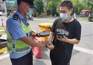 隊員值勤撿手機 拾金不昧獲致謝—良渚物流項目隊員撿到手機