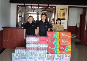 黃山市休寧縣東臨溪鎮(zhèn)領(lǐng)導看望慰問宗保公司員工