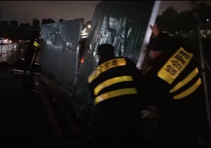 擋板倒塌存隱患 員工清除保通行—浙江民泰員工及時清整路邊倒塌擋