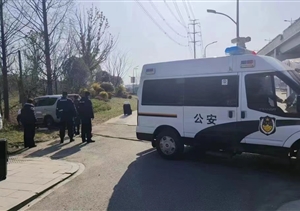 轎車陷入泥地難行走 員工幫助脫困受表揚(yáng)—浙江民泰公司員工幫助陷