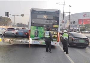 公交車路口拋錨礙交通 眾員工合力推車保暢行—宗保公司員工熱心幫